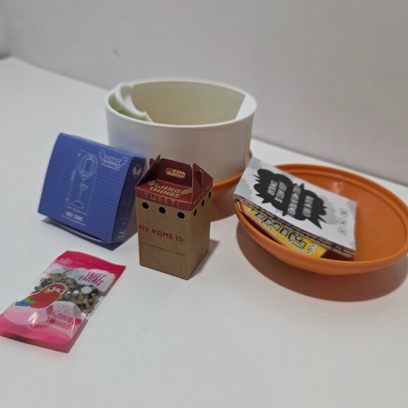 Miniverse Animals Macaw Bird Capsule - Picture 3 of 3